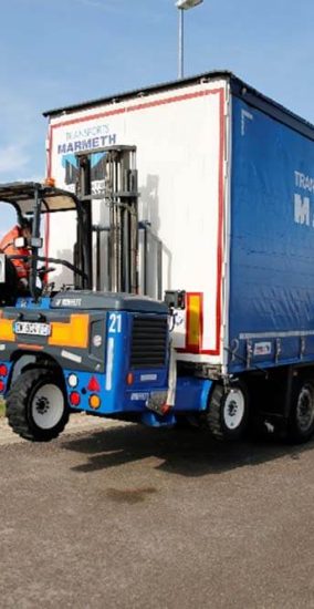 Le camion est équipé d’un élévateur tout terrain pour faire le déchargement des palettes.