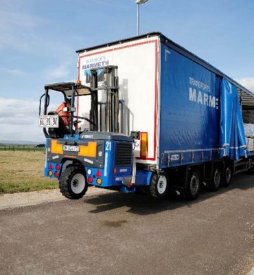 Le camion est équipé d’un élévateur tout terrain pour faire le déchargement des palettes.