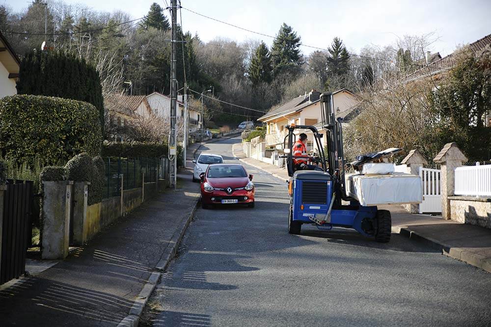 Les élévateurs sont multidirectionnels et nécessitent une largeur d’accès de 3 mètres, même en transportant des palettes de plus de 6 mètres de long.